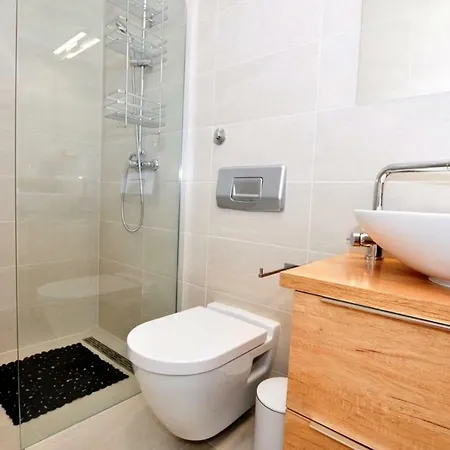 New And Sunny 5 Min From Beach Trstenik * Split
