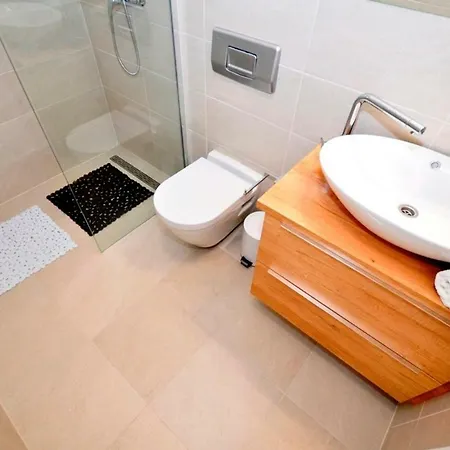Apartment New And Sunny 5 Min From Beach Trstenik *